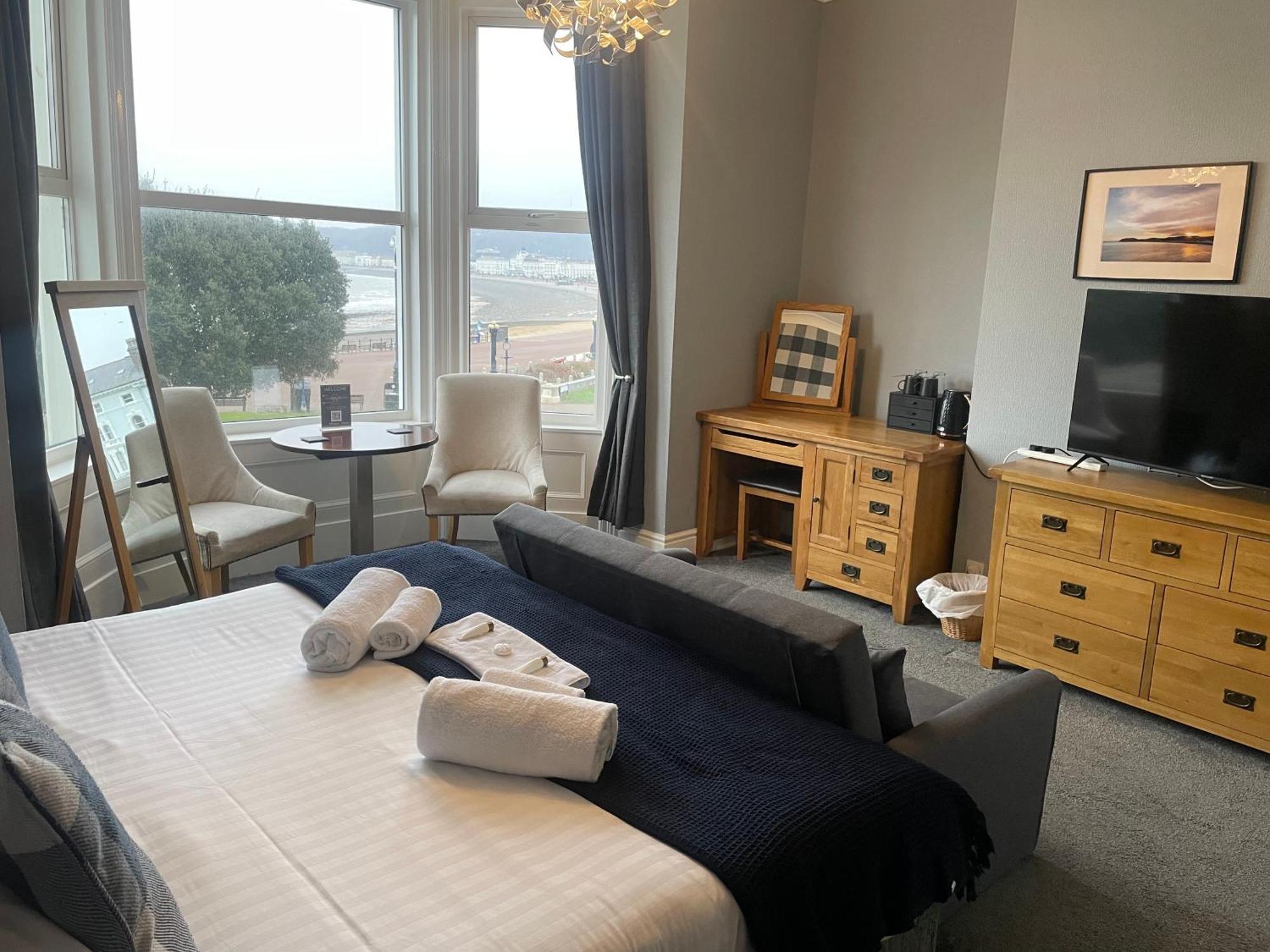 The Wildings Hotel & Tudno'S Restaurant Llandudno Buitenkant foto
